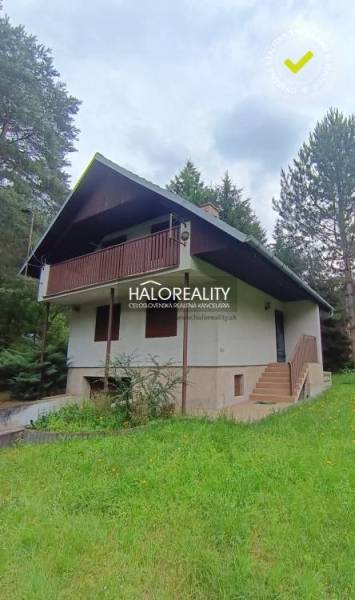 Házikó Borsky Svätý Jurban, zölddel és erdővel körülvéve, erkéllyel és kerttel.