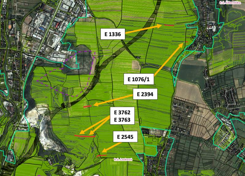 Légifelvétel Ludrová melletti mezőgazdasági és erdészeti területekről, parcellákkal.