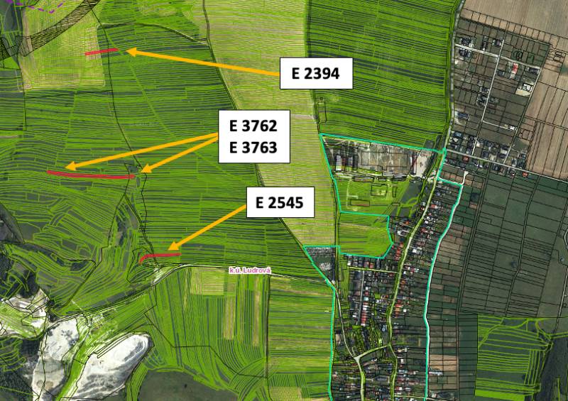 A Ludrová mezőgazdasági és erdőterületeinek térképe kiemelt parcellákkal.