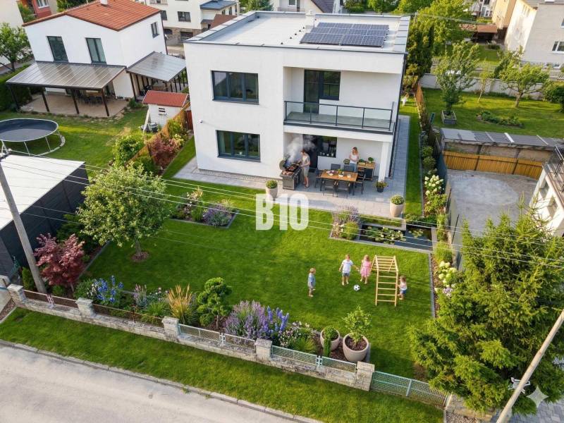 Családi ház Martinban, rendezett kerttel, pavilonnal és napelemekkel a tetőn.