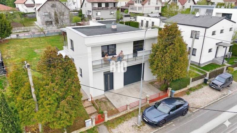 Családi ház Martinban erkéllyel, garázzsal és környező zöldterülettel.