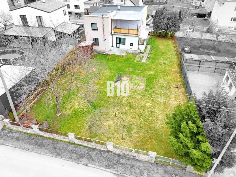 Családi ház Martinban kerttel és fákkal, kerítéssel körülvéve a magánélet biztosítása érdekében.