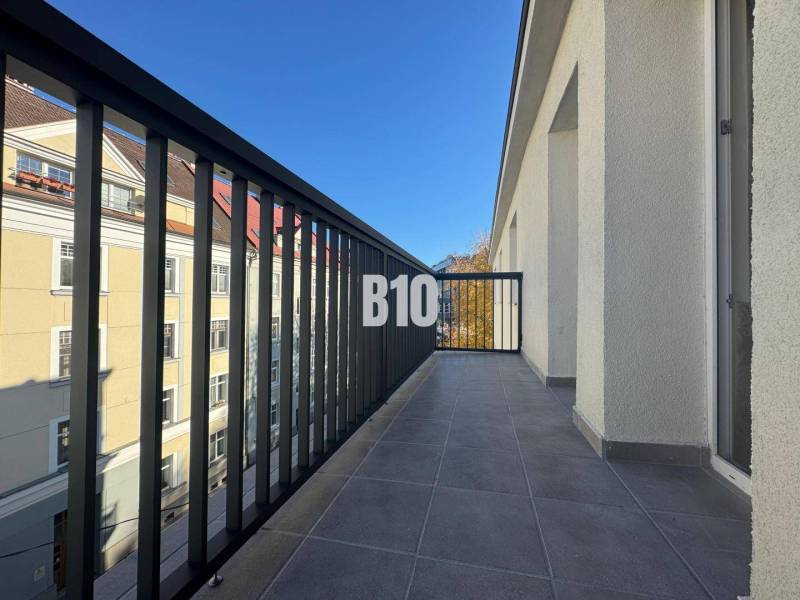 Erkély kilátással a zsolnai épületekre, alkalmas egy kétszobás lakáshoz.