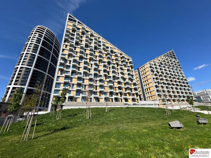 Zöldterület a Bottova utcai modern lakóházak előtt Pozsony-Óvárosban.