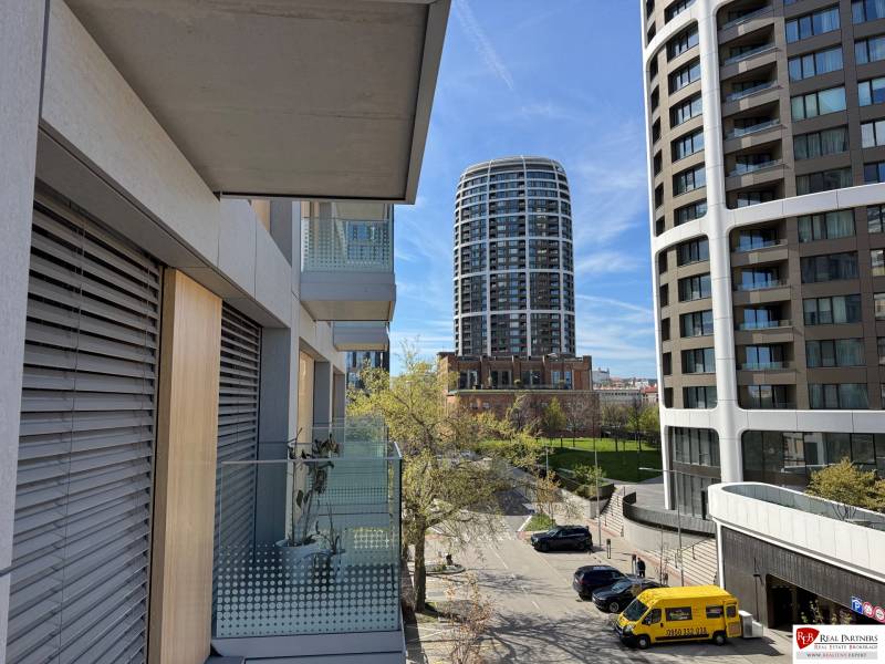 Kilátás az erkélyről a modern épületekre a Bottova utcában, Pozsony - Óvárosban.