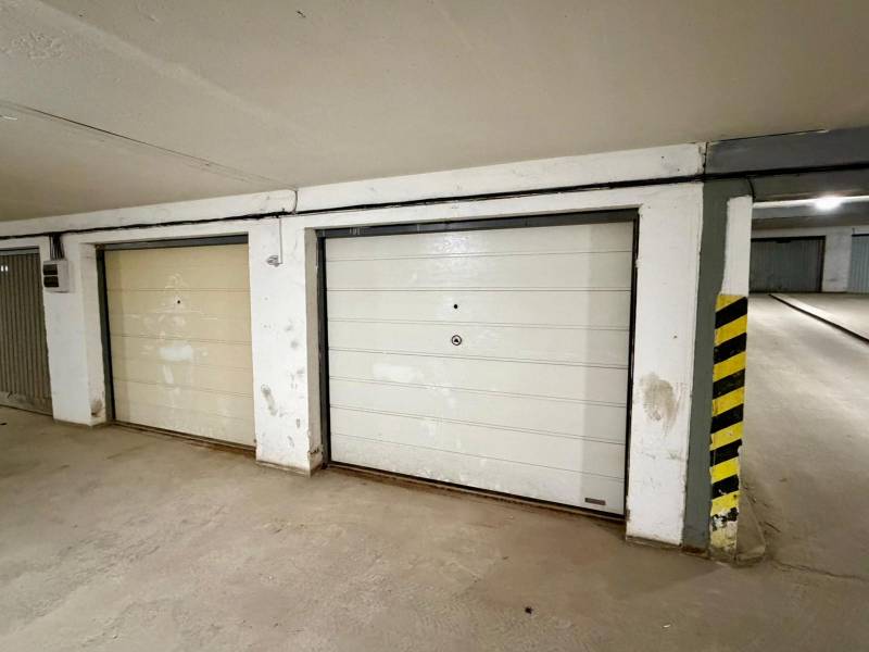 Fehér ajtós garázsok az Új Falu utcában, Dunaszerdahelyen.