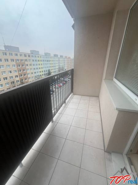 Erkély a Postupimskej utcai garzonlakásban, Kassa - Dargovských hrdinov városrész.