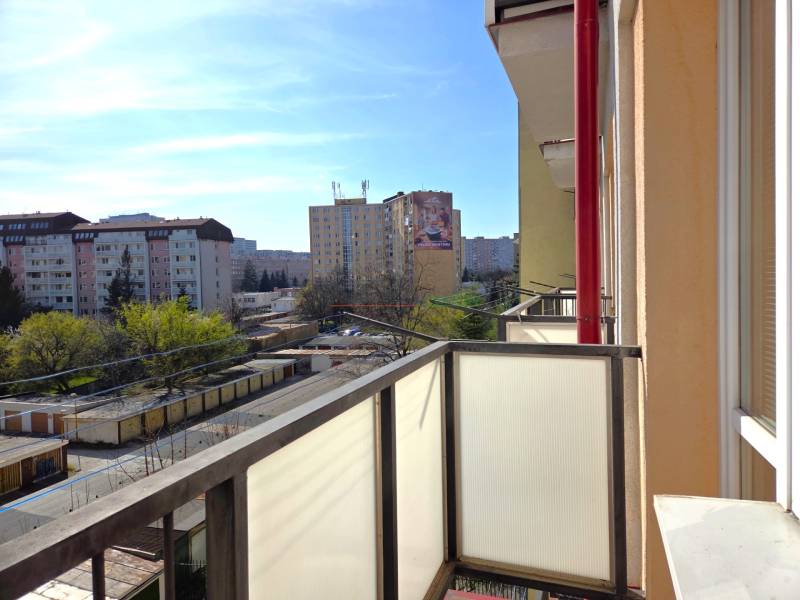 3 szobás lakás erkélye, kilátás a ČSA-ra, Kassa - Óváros városrész.