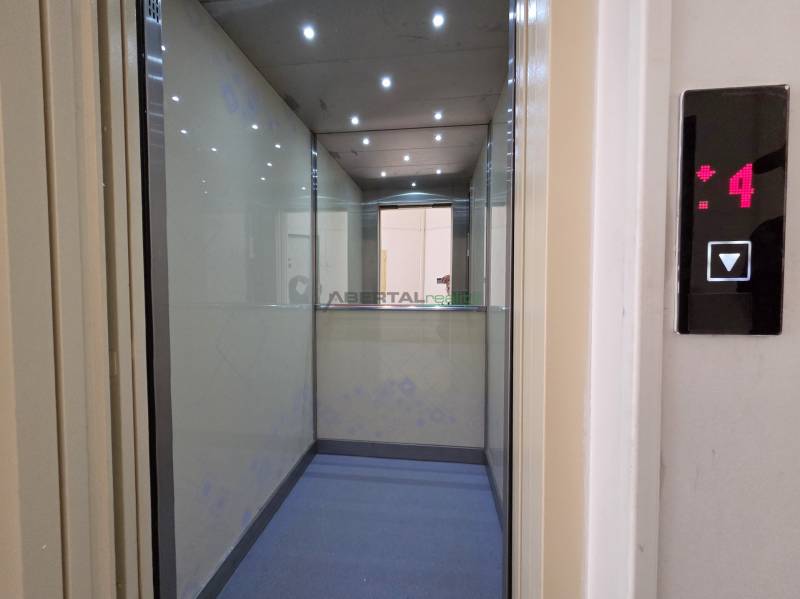 A lift belseje lámpákkal és tükörrel a 4. emeletet mutatja egy 3 szobás lakásban.