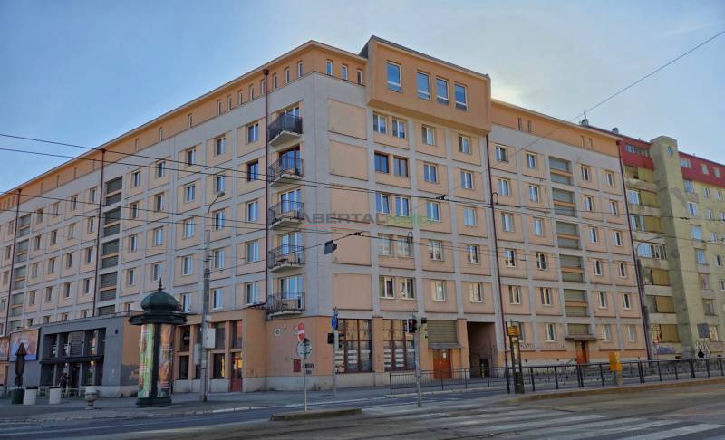 ČSA utca Kassa - Óváros városrészében lakóházzal és villamospályával.