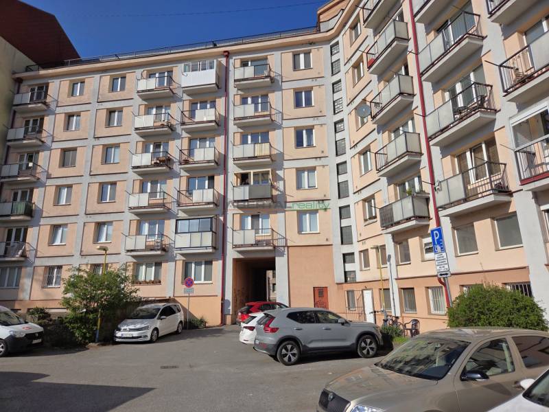 Ötemeletes lakóház a ČSA utcán, Kassa - Óváros városrész parkolóval.