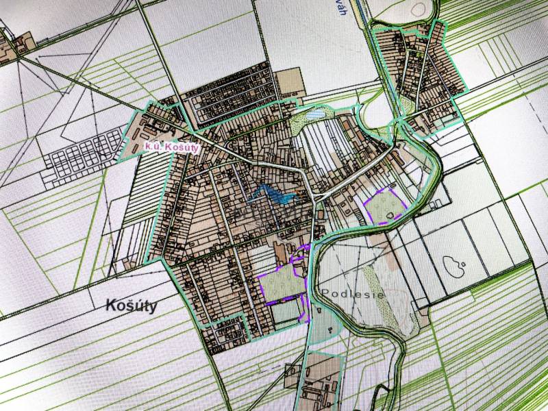 Košút és környéke térképe a Košútska mentén, kerteket és a terület parcellázását ábrázolja.