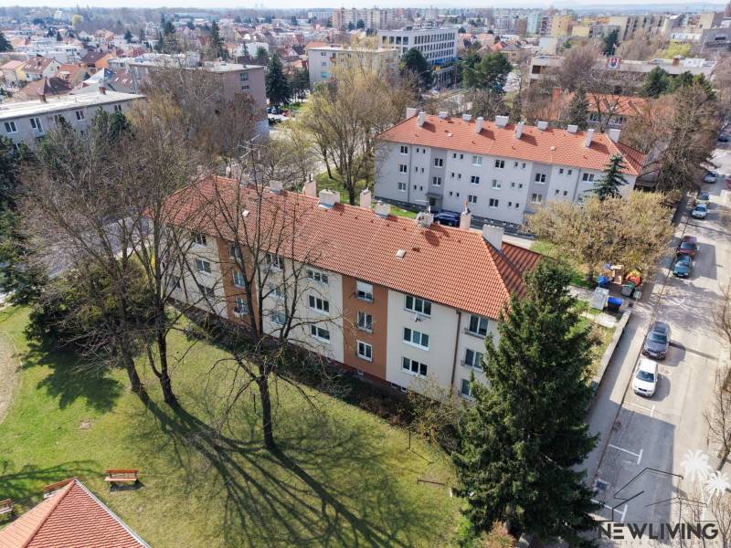 Légi felvétel a Vajanského utca környékéről Pöstyénben, kilátással egy háromszobás lakásra.