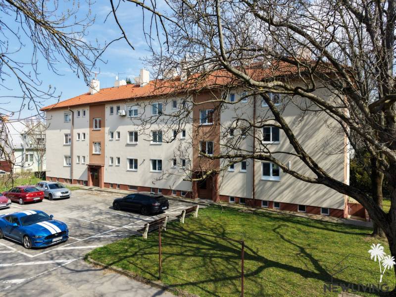 Lakóház parkolóval és fákkal a Vajanského utcában, Pöstyénben.