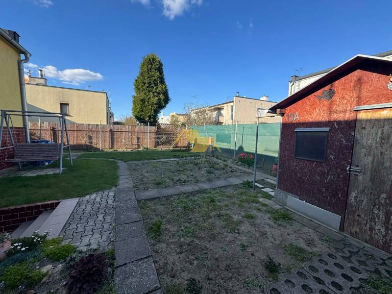 Kert gyepesítéssel és faházzal egy családi ház mellett Érsekújváron, Nové Zámky utca.