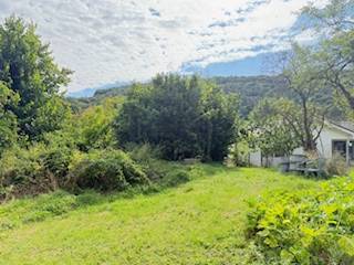 A Krivosúdoch-Bodovkában található családi ház kertje zölddel és fákkal van körülvéve.