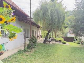 Családi ház Krivosúd-Bodovkán rendezett kerttel és paddal a fa alatt.