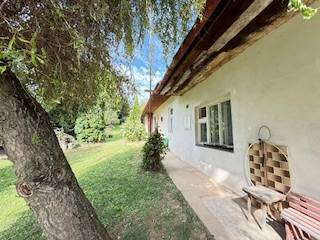 Családi ház Krivosúd-Bodovkán hagyományos homlokzattal, padkával és fával a kertben.