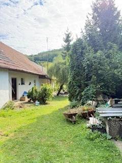 Családi ház kertje Krivosúd-Bodovkában, zölddel és fákkal körülvéve.