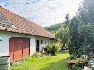 Családi ház udvara Krivosúd-Bodovkán garázzsal és növényekkel teli kerttel.