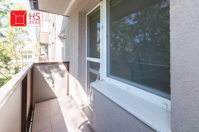 Erkély egy 3 szobás lakásban zöldre néző kilátással Érsekújváron, a Nábrežná utcában.