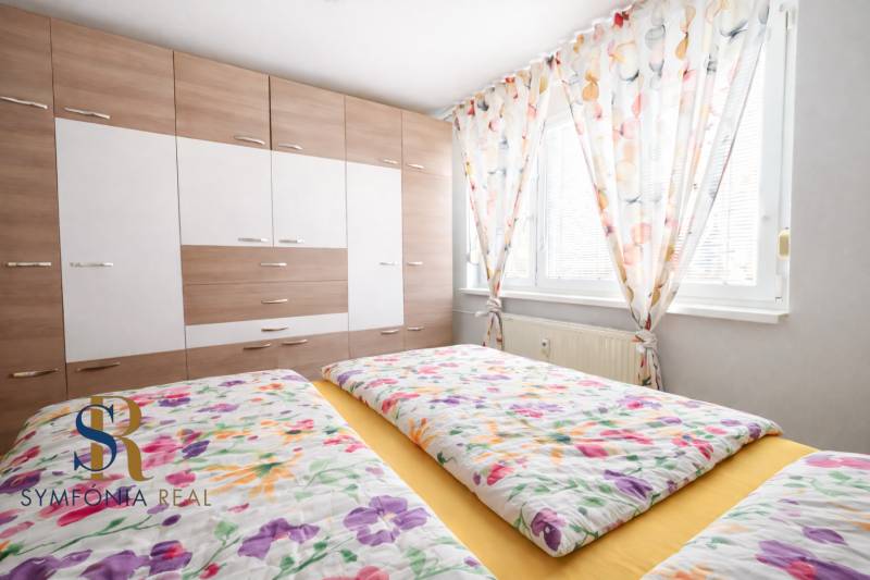 Útulná spálňa s farebnými prikrývkami.png