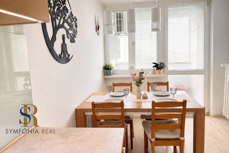 Moderná jedáleň s prírodným svetlom.png