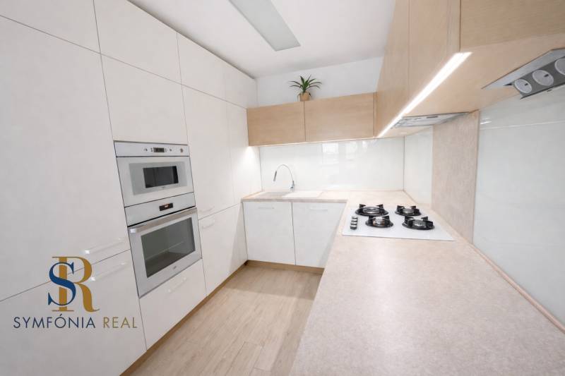 Svetlá a moderná kuchyňa s L-tvarom.png