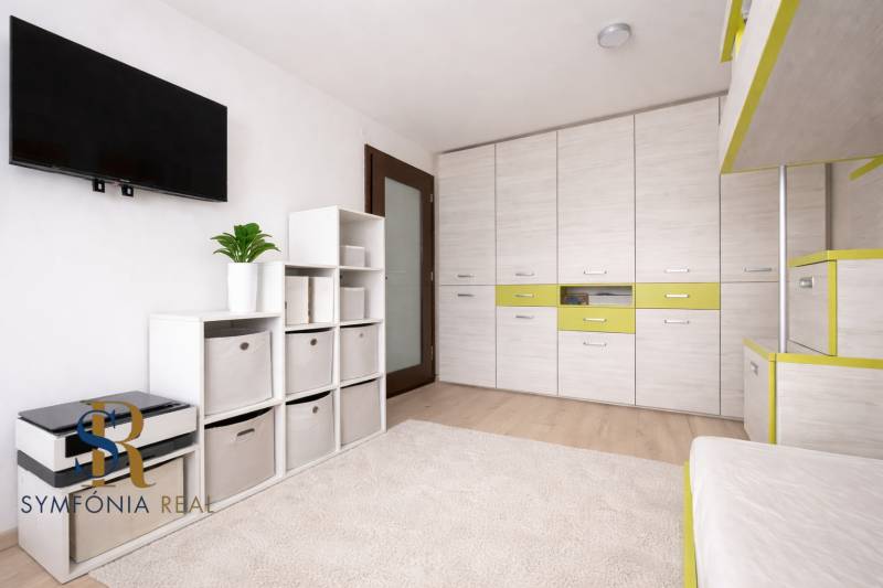 Minimalist detská izba s moderným nábytkom.png