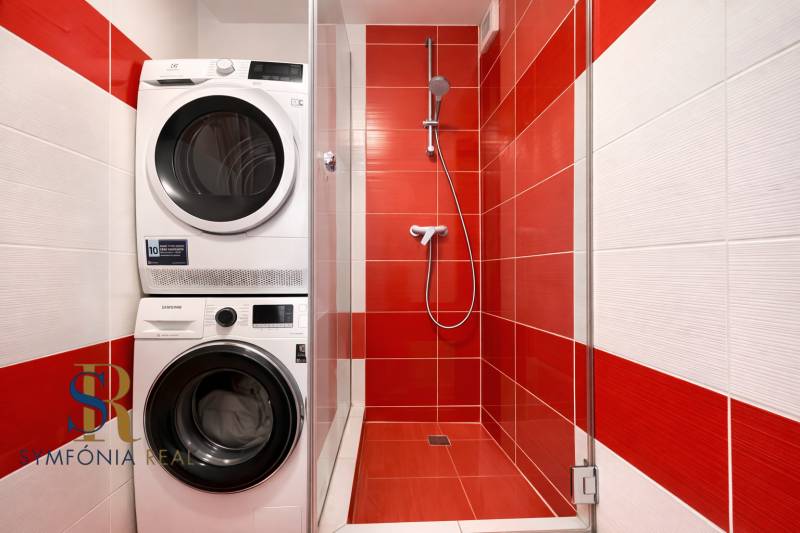 Modern kúpeľňa s červeným a bielym dizajnom.png