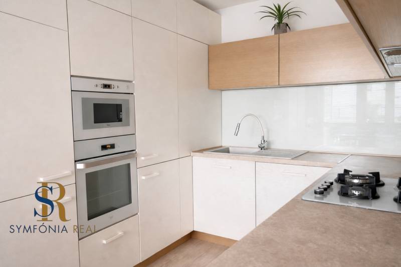 Moderná kuchyňa v dennom svetle.png