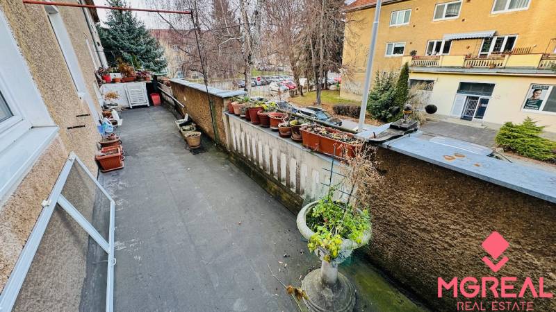 Erkély virágládákkal és kilátással a F. Madvu utcára Prievidzában nyugodt környezetet kínál.