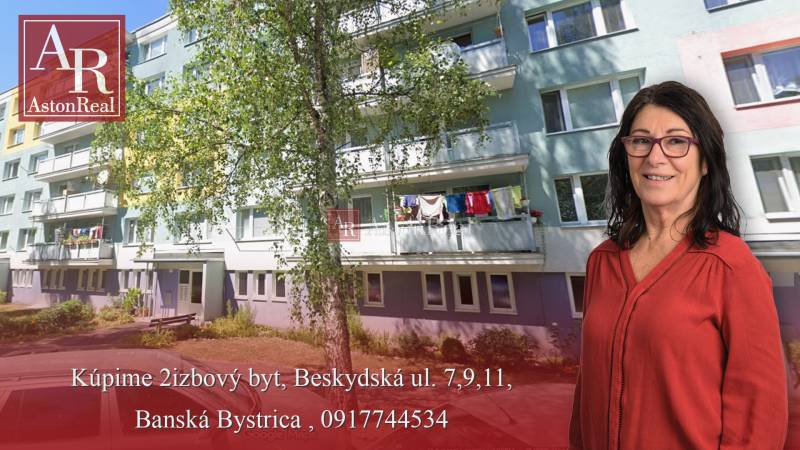 A Beskydská 9-es szám alatti lakóház Besztercebányán zölddel és egy nővel elöl.
