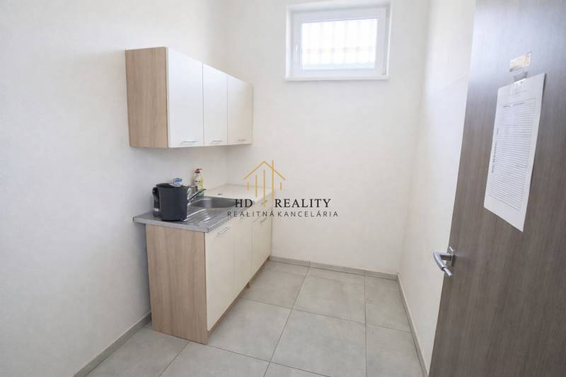 Konyhasarok mosogatóval és szekrényekkel kereskedelmi helyiségekben, világos csempe.