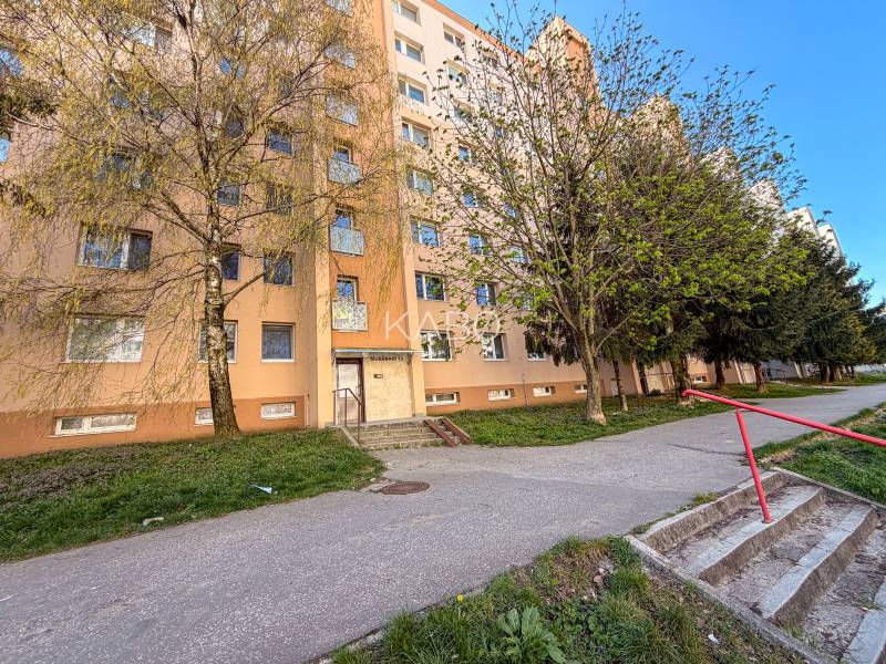 A Murániho utcai panelház Nyitrán zöld környezetben 3 szobás lakásokat kínál.