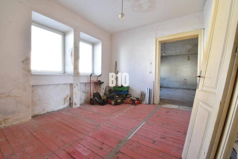 Szoba egy családi házban piros padlóval és ablakokkal, Bytča.