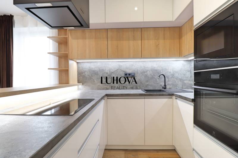 Konyha sima vonalakkal és fa dekor padlóval egy háromszobás lakásban.