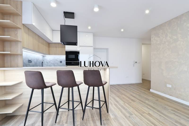 Konyha bárpulttal és fa dekorációjú padlóval egy háromszobás lakásban.