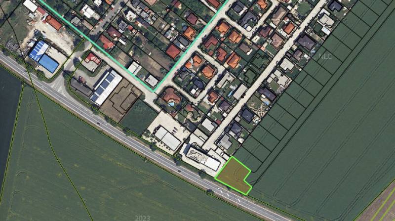 Légi felvétel a telkekről - kereskedelmi célúak Vágkirályfán, közel a lakóövezetekhez.