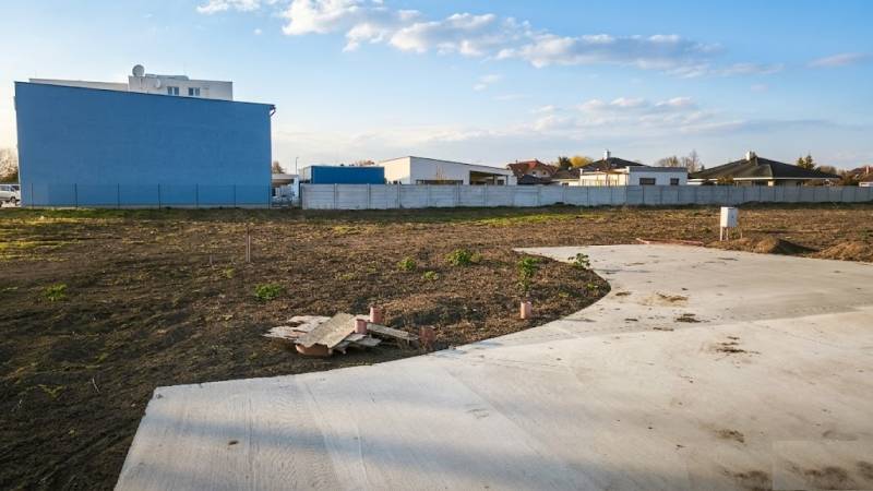 Külső tér Királyrévben kereskedelmi telkekkel, amelyek készen állnak a kiépítésre.