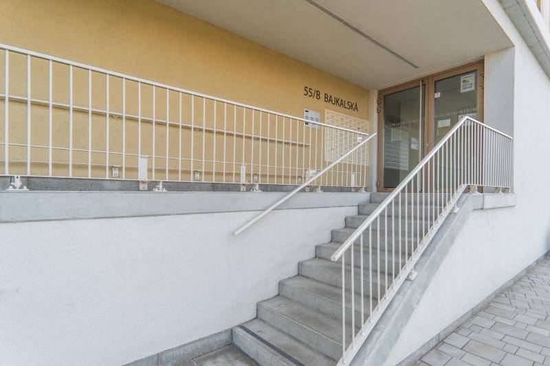 Bejárat egy háromszobás lakásba a Bajkalská utcában, Pozsonyban, Ružinovban lépcsőházzal.