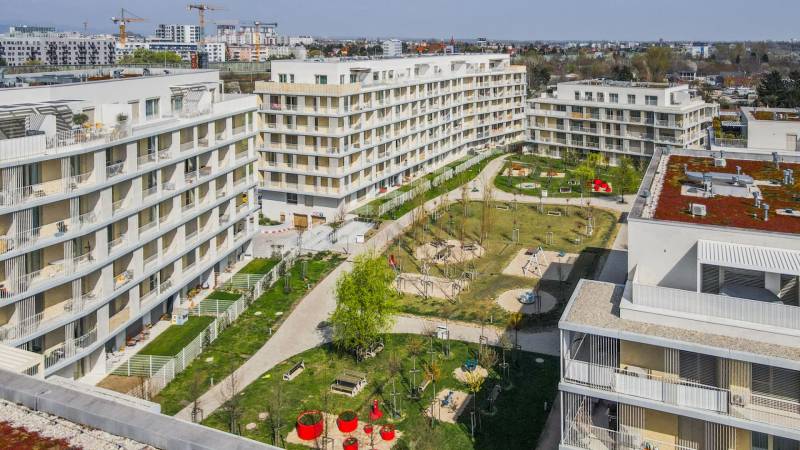 Lakókomplexum Pozsony-Ružinovban belső udvarral és játszótérrel.