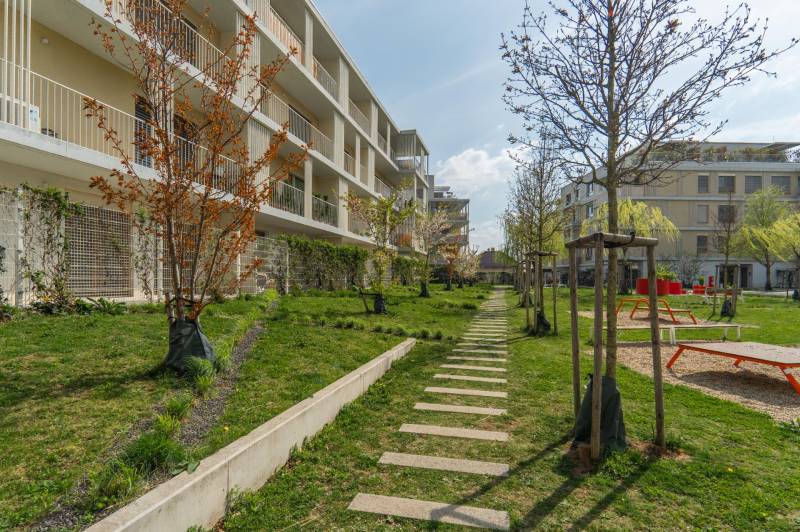 Lakóház gondozott zöldterületekkel és járdákkal körülvéve Pozsony-Ružinovban.