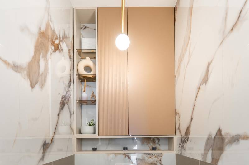 Márvány burkolat dekorációkkal a háromszobás lakás fürdőszobájában.