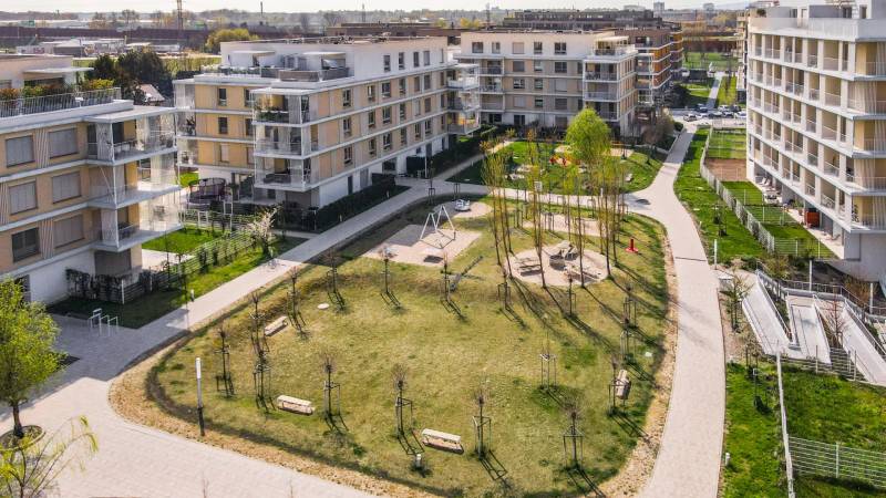 Pozsony-Ružinovban, a lakóházak között egy zöld park található játszótérrel.