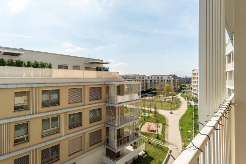 Erkélyek és zöldterületek a városi tömbházak között Pozsony-Ružinovban.