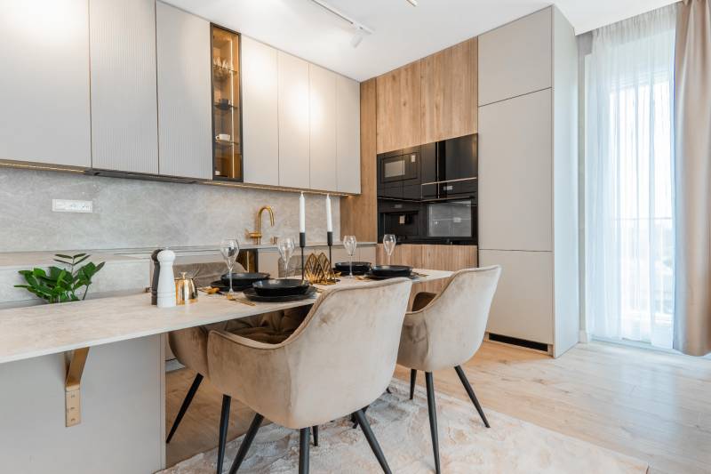 Stílusos konyha egy háromszobás lakásban, étkezőasztallal és fa dekorációjú padlóval.