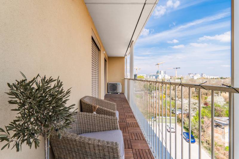 Erkély egy 3 szobás lakásban fa mintázatú padlóval, kilátással Pozsony - Ružinovra.