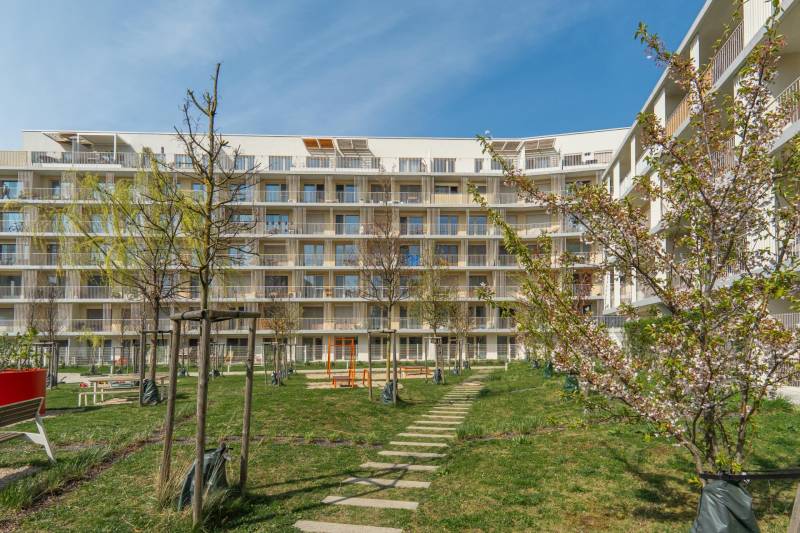 Lakókomplexum Pozsony-Ružinovban gondozott zöldterülettel és játszótérrel.