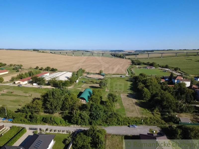 A vendéglátó tágas telkeket kínál lakhatásra, amelyeket természet és mezők vesznek körül.